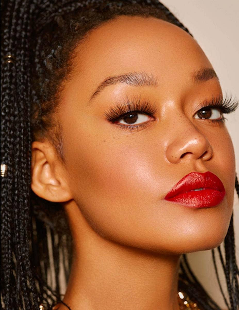 magnetic eyelashes lola's lashes woman wearing magnetic eyelashes from lola's lashes