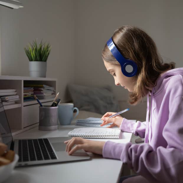 dad accused of trying to humiliate his daughter by claiming she may be smart but she isn't gifted