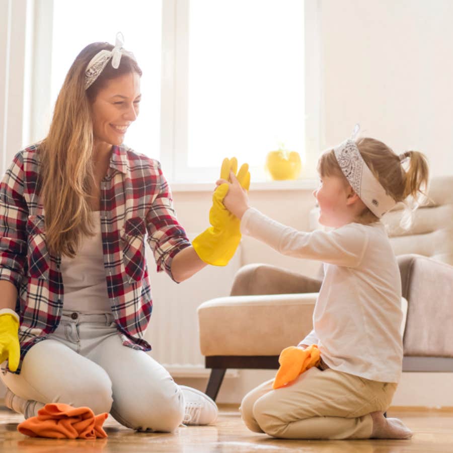 Mom Criticized For Having A Messy Home After Recording Husband's Return From Seven Day Work Trip