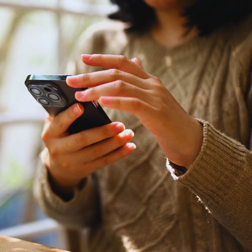 people with avoidant attachment scrolling on phone