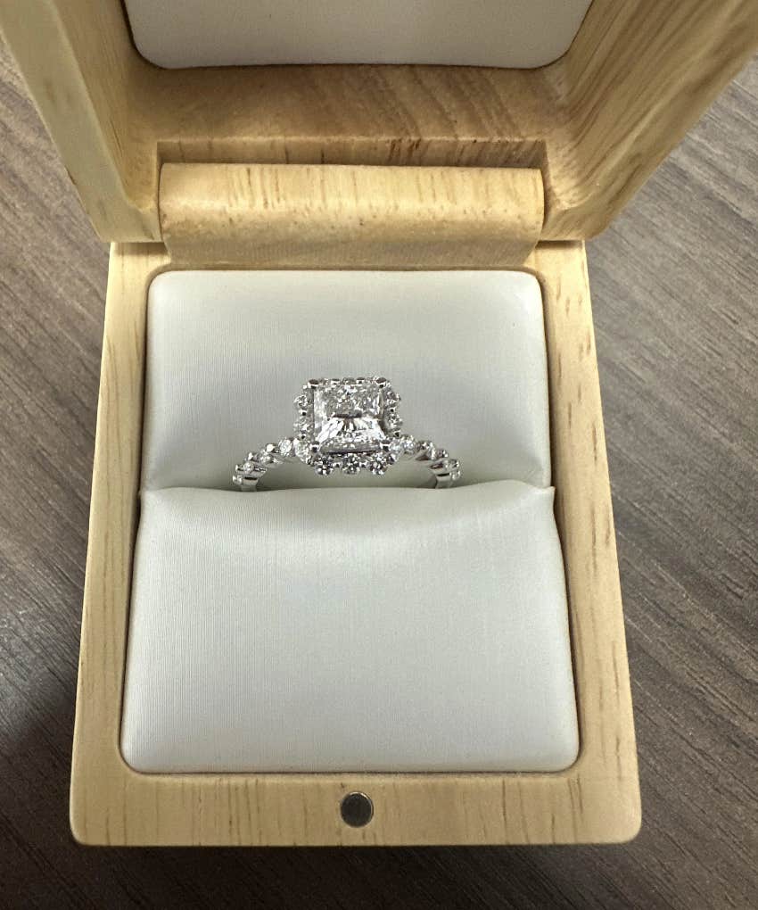 Man Shows Girlfriend The Custom Engagement Ring He BoughtAnd She Doesn't Like It