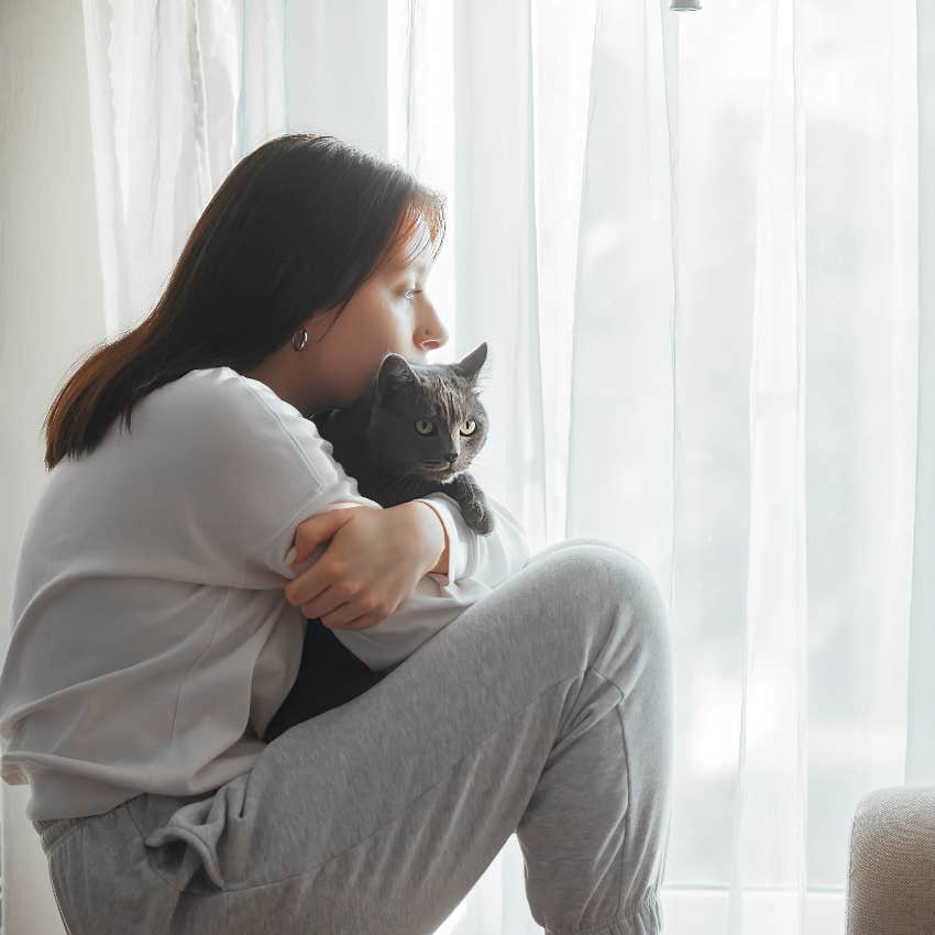 Woman Breaks Up With Her Boyfriend After He Hurt Her Cat But Her Friends Think She's Overreacting