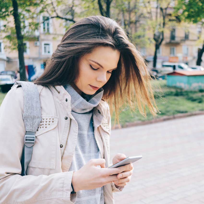 Woman Feels Bad After Abandoning A Guy In A Bar With A Bill He Couldn't Pay